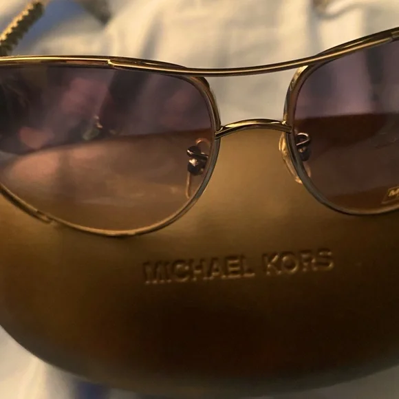 Michael Kors - Brown sunglasses with case and cleaning cloth Michael Kors Sag Harbor M2755S Tortoise Sunglasses + Case  main image 3